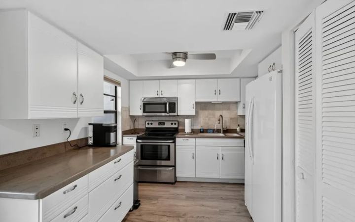 Fully equipped kitchen with stainless appliances in the furnished Marco Island monthly rental