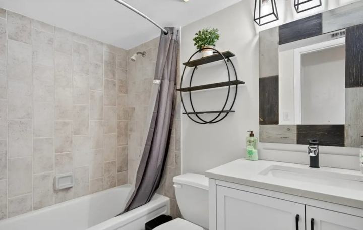 Full guest bathroom with tub and shower in the Marco Island monthly rental