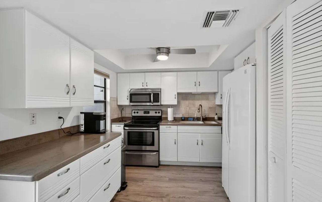 Fully equipped kitchen with stainless appliances in the furnished Marco Island monthly rental